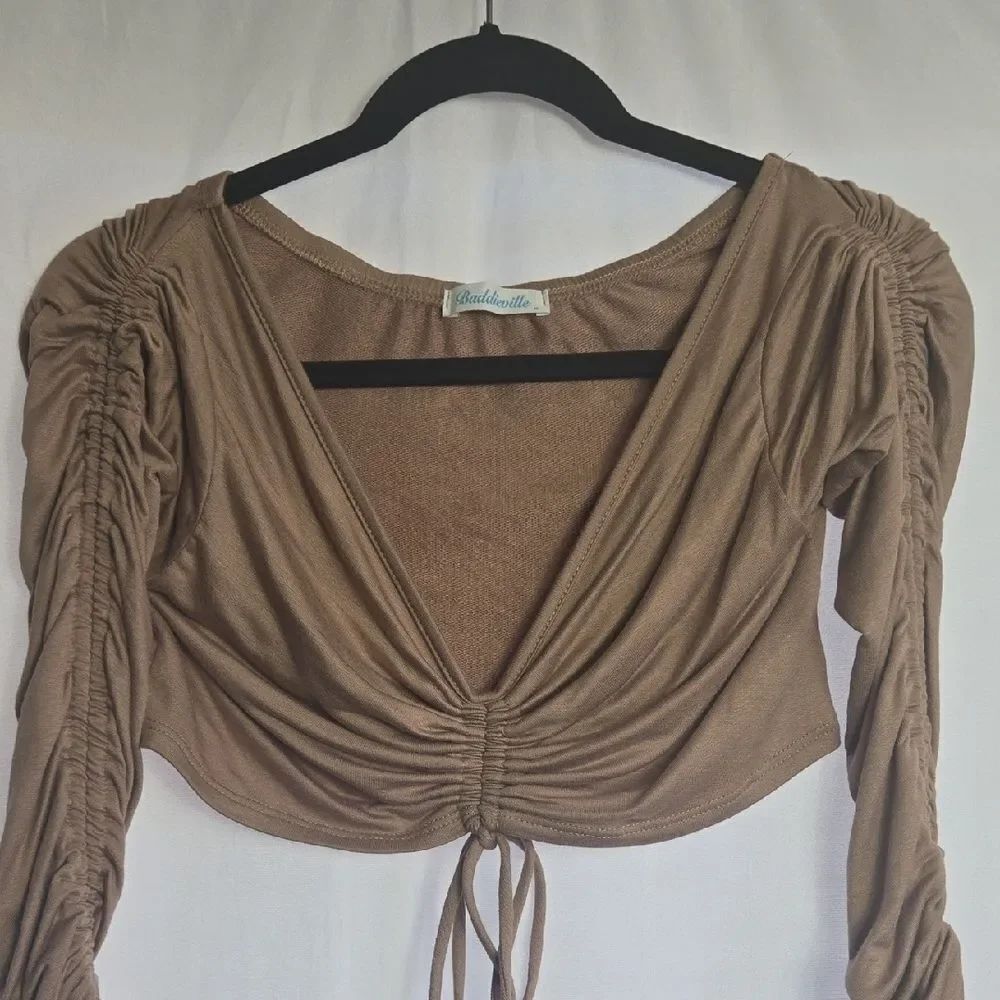 🖤5/$20🖤 Chic Tan Ruched Long Sleeve Cropped Top